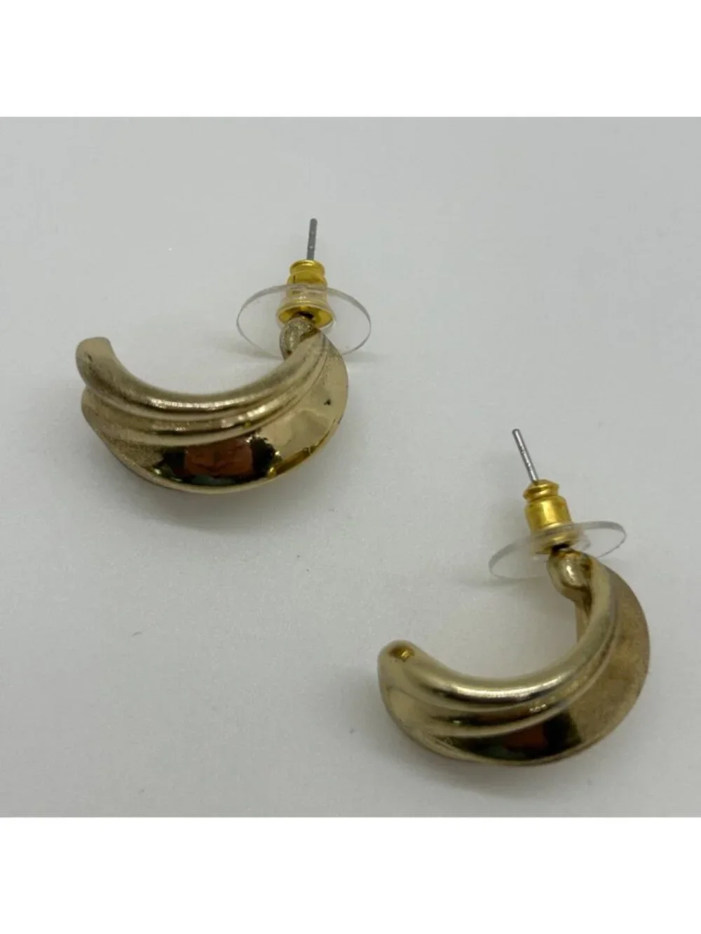 Vintage 1980s Gold Tone Earrings Ribbed Shell Swirl Wave Statement Pierced Post